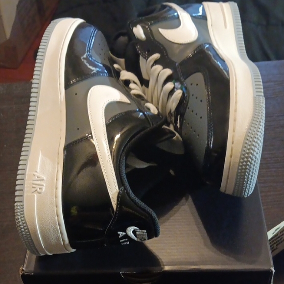Nike Air Force 1 Low (2025) Black Iron Gray Patent Mens 10 Women 11.5 EUC OG BOX - Picture 7 of 10